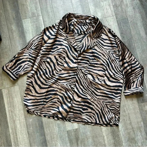 Nasty Gal Don’t Tail A Soul Satin Tiger Oversized Button Down Shirt Size 4 - Picture 6 of 6